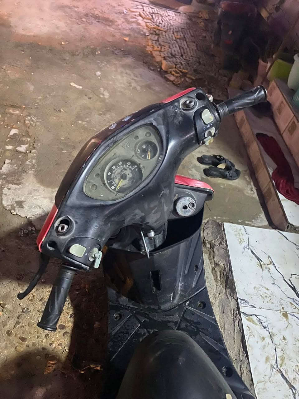 دراجه ثعلب للبيع مكينه بس جواكيج مبدلها بيدي كلها  بلاديه نواقصها جوزه ماتقفل الصندوك والكابريتر تجاري موزين شويه وكلجاتها يرادلهن ادامه وجلد دوشمه يرادلها 
 وهاي كدامكم الصور مكانها الكاظميه الطي 
سعرها 350 وبيها مجال
***********
