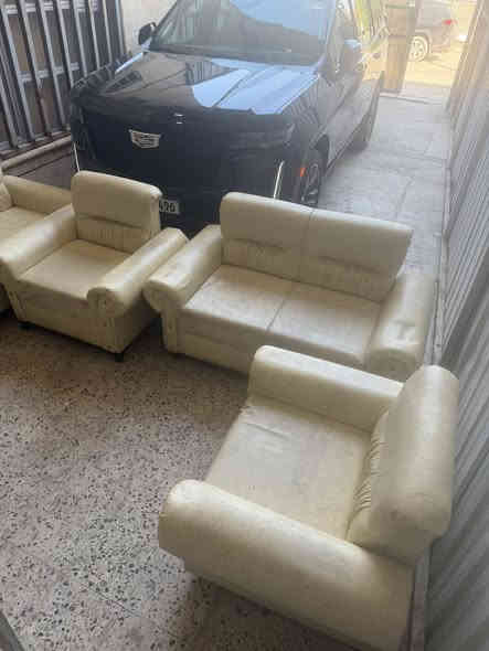 تخم قنفات جلد ٥ قطع السعر ٣٠٠ الف وبيها مجال.                              مكاني كرادة داخل                                                                               رقم ***********
