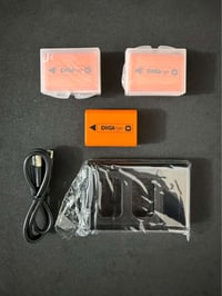بطاريات NP-FW50 • ٣ قطع • شاحن جديد