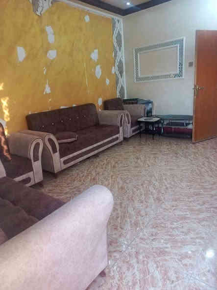 بيت بالمشتل مساحه 150 متر مربع الواجهه 6*25 على ساحه  غرفه  وديوانيه وصاله ومطبخ وصحيات داخليه و خارجيه وكراج  البيت عكاده البيت نظيف جدا يقع في الفرع الأول قبل الجامعه من جهة الشارع الرئيسي. مكلف بالنشر. رقم صاحب الدار ***********. أو راسلني خاص إذ لم تتم الاجابه بالخط.
