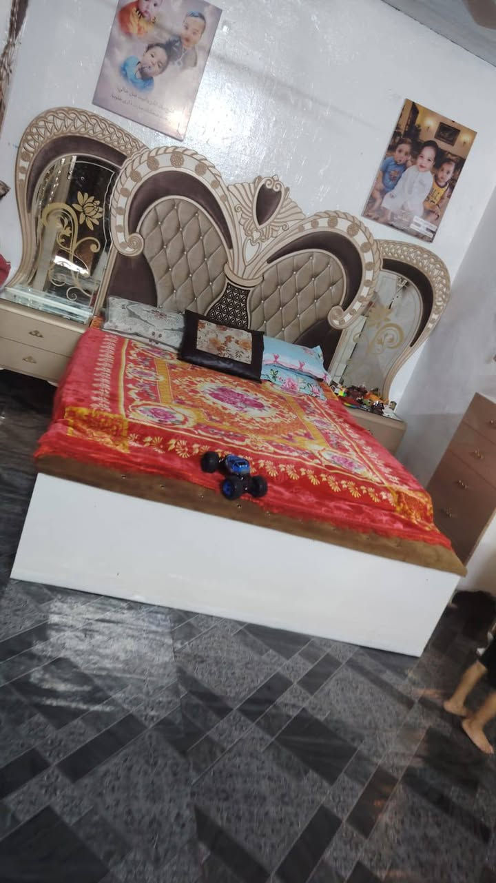 السلام عليكم غرفة للبيع نضيفة ضرر بس بلكنتور شي بسيط السعر 650 وبيها مجال حك الجية للاسفسار ***********
