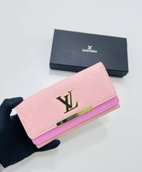 محفظة نسائية • وردي ناعم • تفاصيل ذهبية