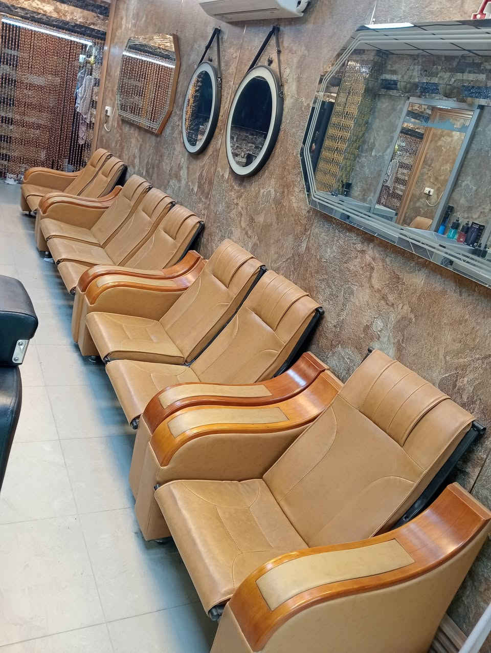 سلام عليكم تخم كامل 13مقعد جلد طبيعي فول نظافه وكو بعد 2قنفات مامصورهن وتركيات  اليدات خشب بلوط ولهياكل حديد السعر 500 المكان بغداد الجديدة المشتل ***********
