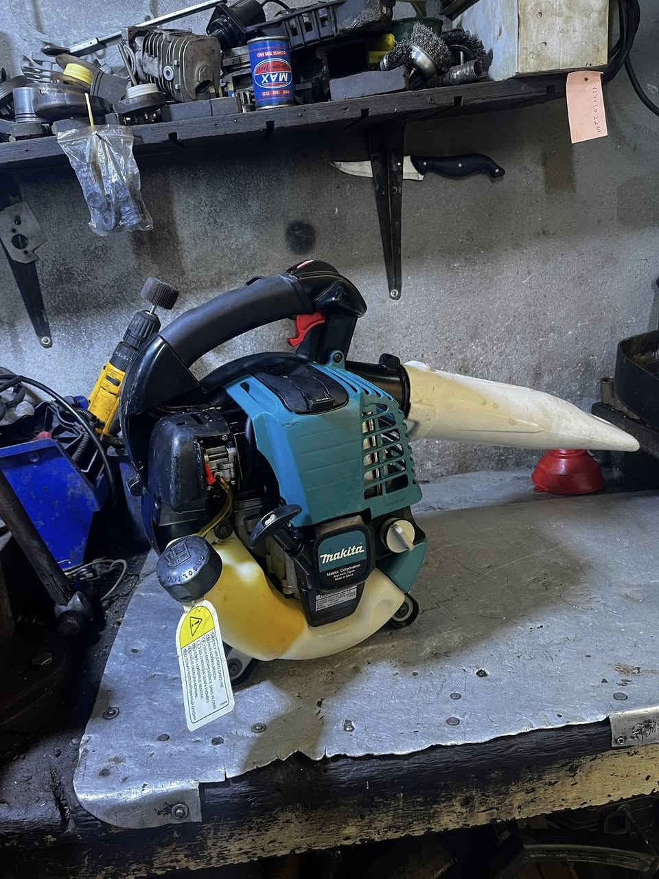 السلام عليكم منفاخ مال هواء للبيع ماكيتا اصلي غير مشتغل جديد ولفات دهن وحد وبانزين وحد السعر١١٠وبي مجال بغداد***********
