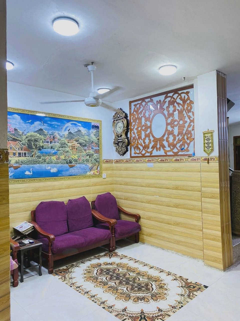 السلام عليكم الدار للبيع المساحه 110 واجها 4/40 سنتم بناء سنه التسعينات لكن بيت نظيف ومرتب البيت طابقين مسلح مدخلين استقبال ومطبخ ومساحه درج وغرف نوم الطابق ثاني غرفتين نوم وصحيات منطقه المعلمين مقابل المستوصف معلمين التواصل مكتب الاصدقاء ***********
