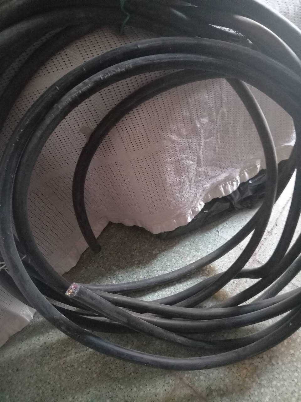 كيبل قطعتين للبيع 6×4 ١٠ امتار مسلح السويدي وكيبل 10×4 ٤متر الاردني اثنينهن سعرهن ٧٠الف مكاني ميسان المجر الكبير دريل للبيع سعره 50    الف  ***********
