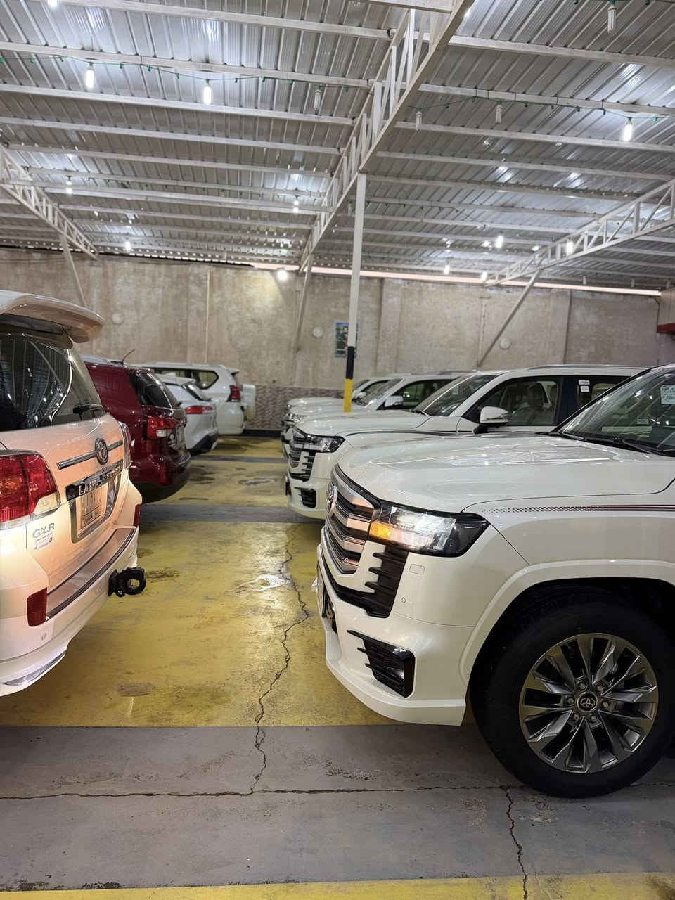 يعلن معرض بيت شريجي👑 عن وصول تويوتا لاندكروز 2022 limitedساز اصل ضمان وباركود لسياره مرقم بغداد فول شاشات وتطبيق  مكفوله  نستقبل بيع او مراوس العنوان كوت حي لحكيم  سعرها 66 الف وبيها مجال 
#تويوتا_لاندكروز 2022✈️limited سبعينيه
اللون: ابيض
عداد المسافاات km48
المواصفات:  رقم بغداد فول مواصفات ١/١
سلايد(فتحة قمارة)
كراسي جلد اصلي(بيجي)
كراسي اثنين كهرباء
تبريد خلفي شاشة
شحن الهاتف لاسلكياً
ثلاجه
كروس سرعة 
خمس بصمات
فول تحكم استيرن(جهتين امامي+جهتين خلفي)
شاشة عرض الاعطال
صندوك كهرباء(شفط)
فتح صندوك تلقائيا  
دبل كير(عادي+اوتوماتيك)
ناقل حركة ٨ نمر
دبل حساس(امامي+خلفي)
نظام تحكم بمستوى الضوء الداخلي
مانع تزحلق
نظام فتح الابواب لاسلكياً
فور ويل
شاشة امامية كبيرة اصلية
شاشات خلفيه تطبيق 
كامرة خلفية اصلية
تشغيل عن بعد
دوسات كتابة landcruiser
اشارة بالمري
مري كهرباء(شفط)
لايت عدسة زنون(عالي+ناصي)
لد امامي
#ويل_20_الجديد_كليا
#سستم_صوت
مدخل
CARPLAY
‏BLUETOOTH 
‏AUX
‏I POD
‏USB
‏CD

للاستفسار الاتصال بِنَا على الأرقام التاليه

  حسنين ‭0771 508 5598‬ واتساب او اتصال
