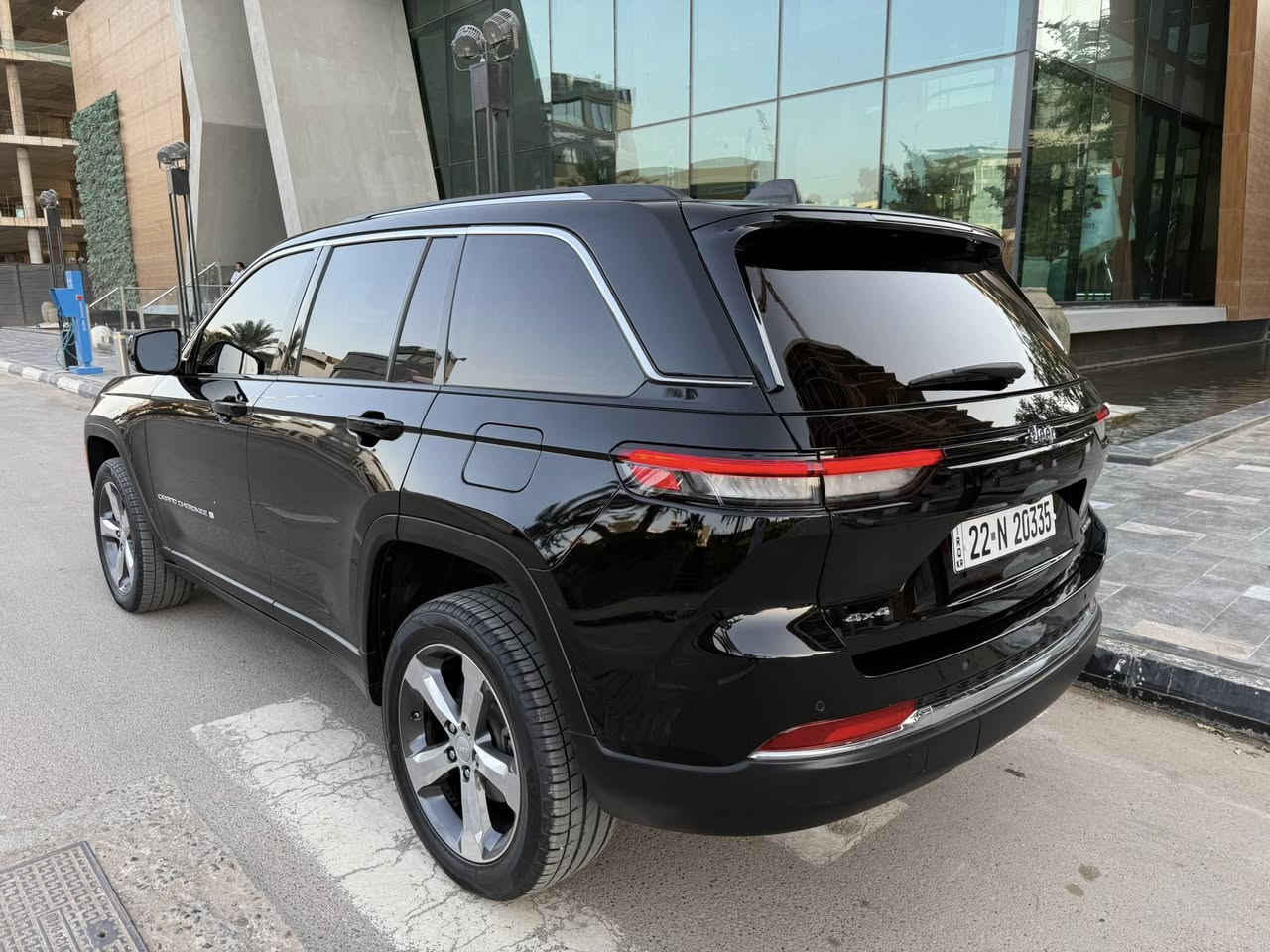 سلام عليكم
جيب كراند شيروكي لمتد موديل 2023. لون اسود
رقم اربيل
باسمي+ باج تضليل سنوي

السياره بيها قطعتين
باب السايق تبديل نفس اللون 
جاملغ امامي السايق تبديل وصبغ 
ايرباك دشبول + ستيرن
كير محرك صدر تبريد على وضع الشركه
 ماشيه  27 الف كيلومتر 

المواصفات :

* دفع رباعي 4x4 . 
* تحذير النقطة عمياء 
* شاشه كبيرة 
* نظام الخرائط (GPS) .
* ستيرن كهربائي . 
* المصابيح الأمامية زنون .
* كشافات الضباب زنون .     
* تشغيل عن بعد .
* صندوق كهربائي ..
* حفظ وضعيات الجلوس (ميموري) . 
* المقاعد الأمامية كهرباء
* المقاعد الأمامية تدفئة .
* المقاعد الخلفية تدفئة
* حساس خلفي
* تدفئة ستيرن . 
* مانع تصادم خلفي .
* محدد سرعة 
* نظام التشغيل والاطفاء الاوتوماتيكي ( Auto Start System ) .
* نظام بريك اوتماتيكي ( Auto Break System )
* اناره داخليه 
* جنطه كهرباء
* داخل اسود
* لدات امامي وخلفي
* تحكمات ستيرن فول
* شاشه اعطال
* كير ماوس
* اربعه انظمه قياده
* رادار 
* وباقي المواصفات المعروفه 

مكان السيارة بغداد اليرموك  
سياره جديده وجاهزه من كلشي واي نقص مابيها عدتها وارضياتها كلها وياها
السعر 30,500$
***********
