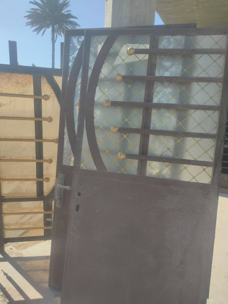 السلام  عليكم بيبان العدد 4 وشباك بدون جراجيب مثل ما واضح  بصوره حديد ثقيل  علئ 75 الواحد وبيه مجال      ***********  اثير بيه وتساب ***********
