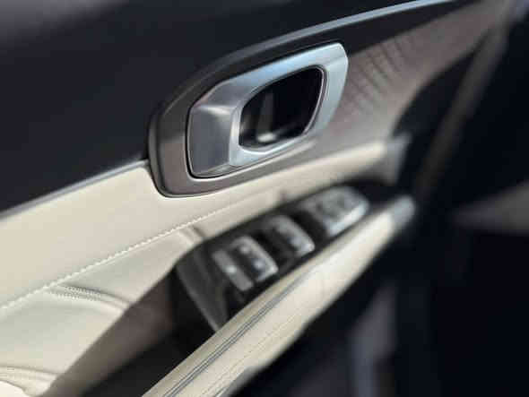 KIA 2025 sorento 🇰🇷 
كيا 2025 🇰🇷سورنتو  
ضمان الشركة الدولية ✅
كفالة عامة 
ويل كب 20 
2 مقاعد كهرباء 
جنطة كهرباء 
بردات خلفية 
جنطة كهرباء 
عداد المسافة 1000 k/m 

📍بغداد شركة ابو ظبي چكوك قرب بوابة الكاظمية 

0771 811 1145

0781 844 4044 📞
