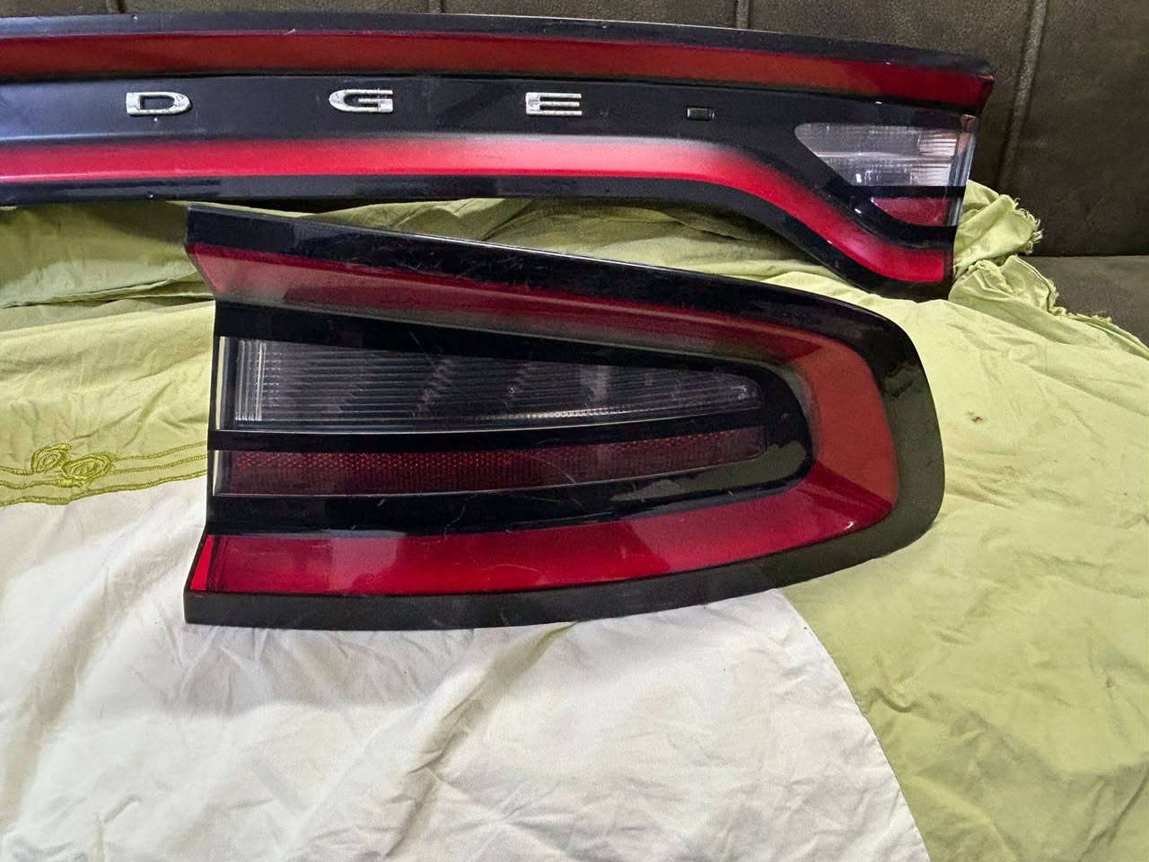 السلام عليكم بك لايت مع المسطرة جارجر اصلي تفصيخ المسطرة سعرها ٢٤٠ الف والبك لايت التك الواحد ١١٠ الف موبايل *********** بي واتساب
