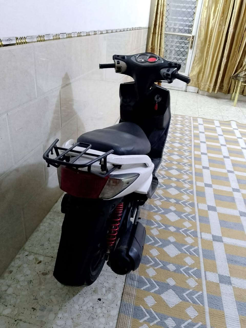 دراجه سكنس فحل ابلاديه كلها مختمه ختم واحد كفراتها اصليه نكره سلف هندر كهربائيات كلها شغاله اوراقها كامله السعر 450 العنوان الشعب التلفون ***********
