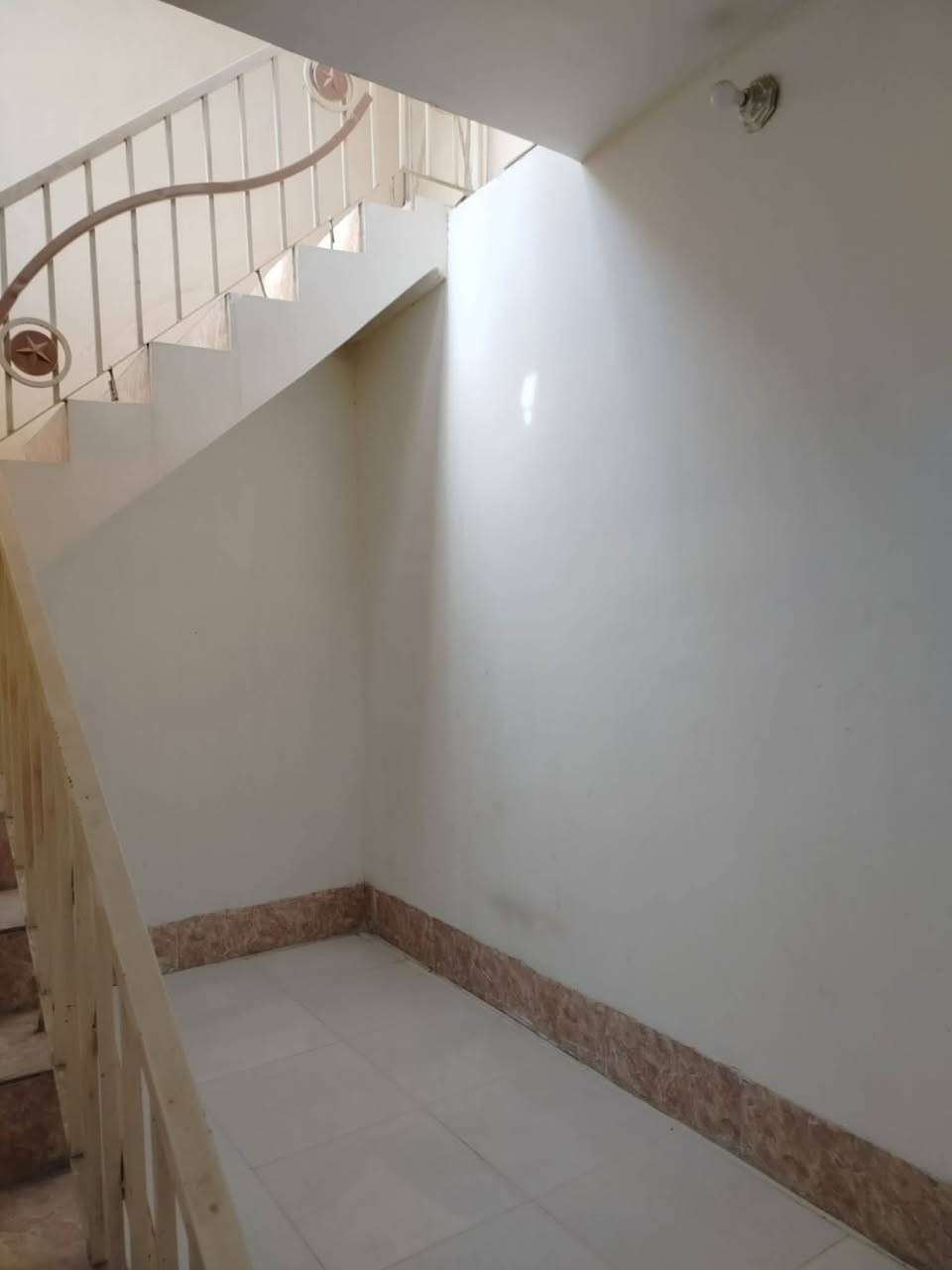 بيت ٥٠ متر طابق واحد للايجار كامل بس تجي وتكعد نظيف بي غرفة مطبخ صاله وبي كيزر كامل العنوان شارع ابو طالب ***********
