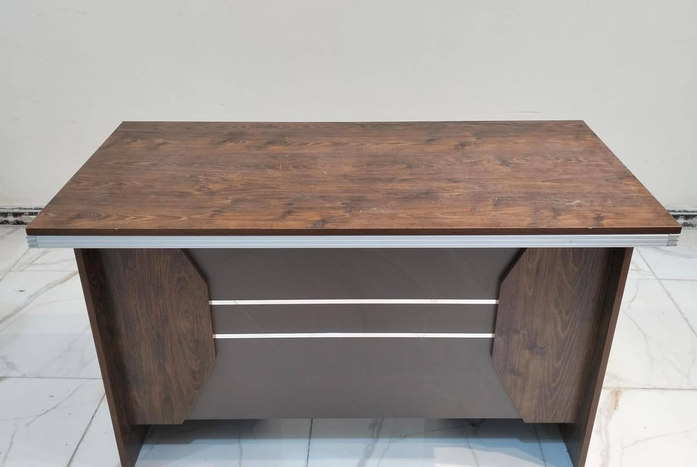 اغراض محل للبيع تخم زان ثقيل و٢ ميز مكتبي.
الفاصيل والاسعار:
* تخم زان جلد اخو الجديد 7 مقاعد مع طبلات عدد ٢ وحده كبيرة وسطية ووحده متنقلة السعر 900 الف. 
* الميز الجوزي مكتبي استخدام قليل السعر 80 الف.
* الميز البيجي مكتبي استخدام قليل السعر 100 الف. 

للاستفسار الاتصال فقط ع الرقم 
***********
