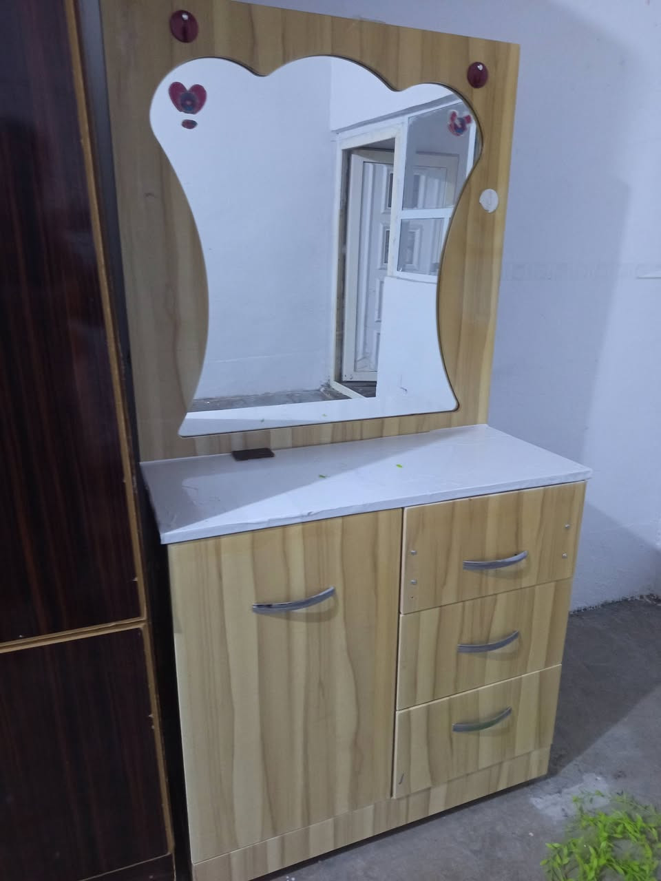 مەعرەزەکە 140قفلی. 
میز تەوالیتەکە 50قفلی 
مال بارەکەین هەراج فرۆشی دەکەین
***********
