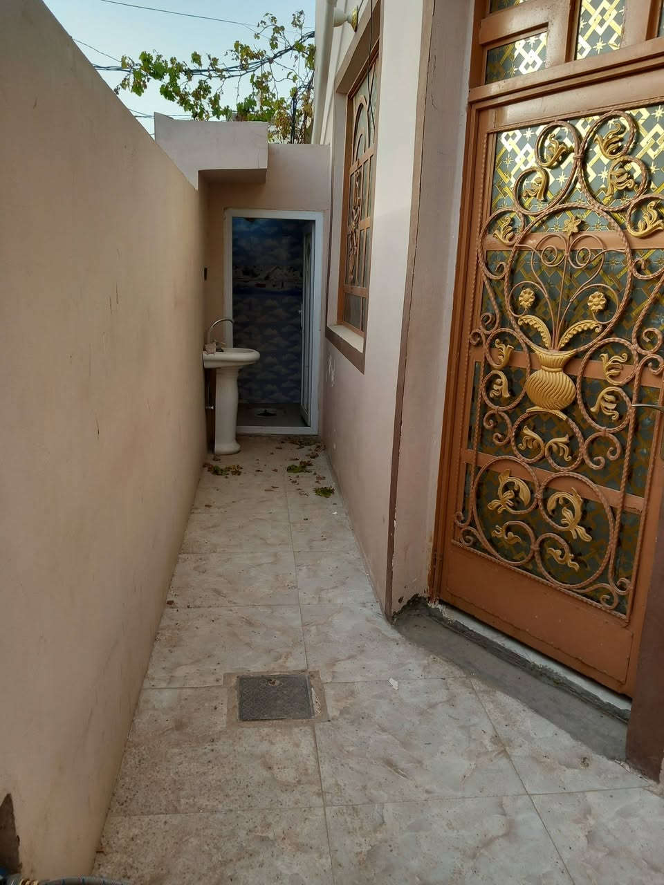 بيت للبيع 110 متر الواجهة 11 والنزال 10 اساس كونكريت وسقف عكادة البيت جديد بناء نظيف طابو زراعي سند 25 قرار محكمة من صاحب الارض مباشر تفاصيل البناء استقبال وصالة ومطبخ وغرفة وتخاريج داخلية خارجية ومناور عدد 2 البيت على ثلاث شوارع منطقة حلوة وهادئة الموقع كوفة سهلة شارع معمل الدبس شارع فاطمة الزهراء تقريبا 120 متر عن شارع معمل الدبس السعر 50 مليون وقابل للتفاوض للأستفسار واتساب ***********
مكتب الموسوي للوسائط العقارية مستعدون لأستقبال عروضكم التجارية والزراعية والسكنية بيع وشراء رهان ايجار
