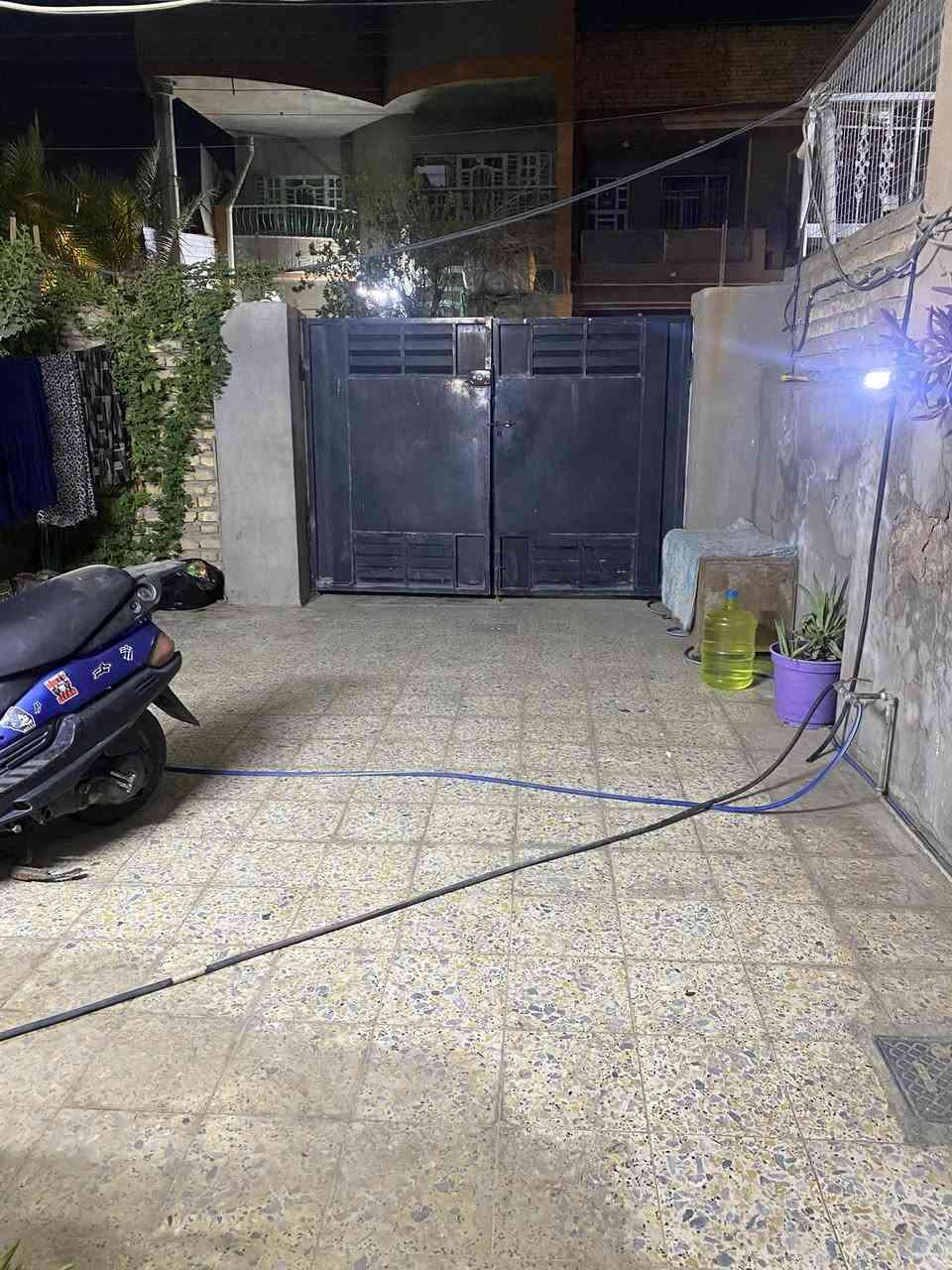 بيت للبيع مساحه 150متر قاطين بداية الحسينيه قرب سيطرة المدخل  المخابرات مقابيل الظباط نظام مشتملين مفتوح من الكراج والحولي فقط بي 5غرف نوم خطين مي كهرباء ثري فيز  بناء 2016بيت 2قطعه من الشارع الرئيسي شبه تجاري رقم البيت موجود بل منشور((لحد يكول منشور قبل فتره ))اني أجلت بيع علمود نص ألسنه عندي مدارس لان للاستفسار *********** #الجميع   السعر مناسب جدا سعر قطعة ارض  موقع المنطقه مميز جدا
