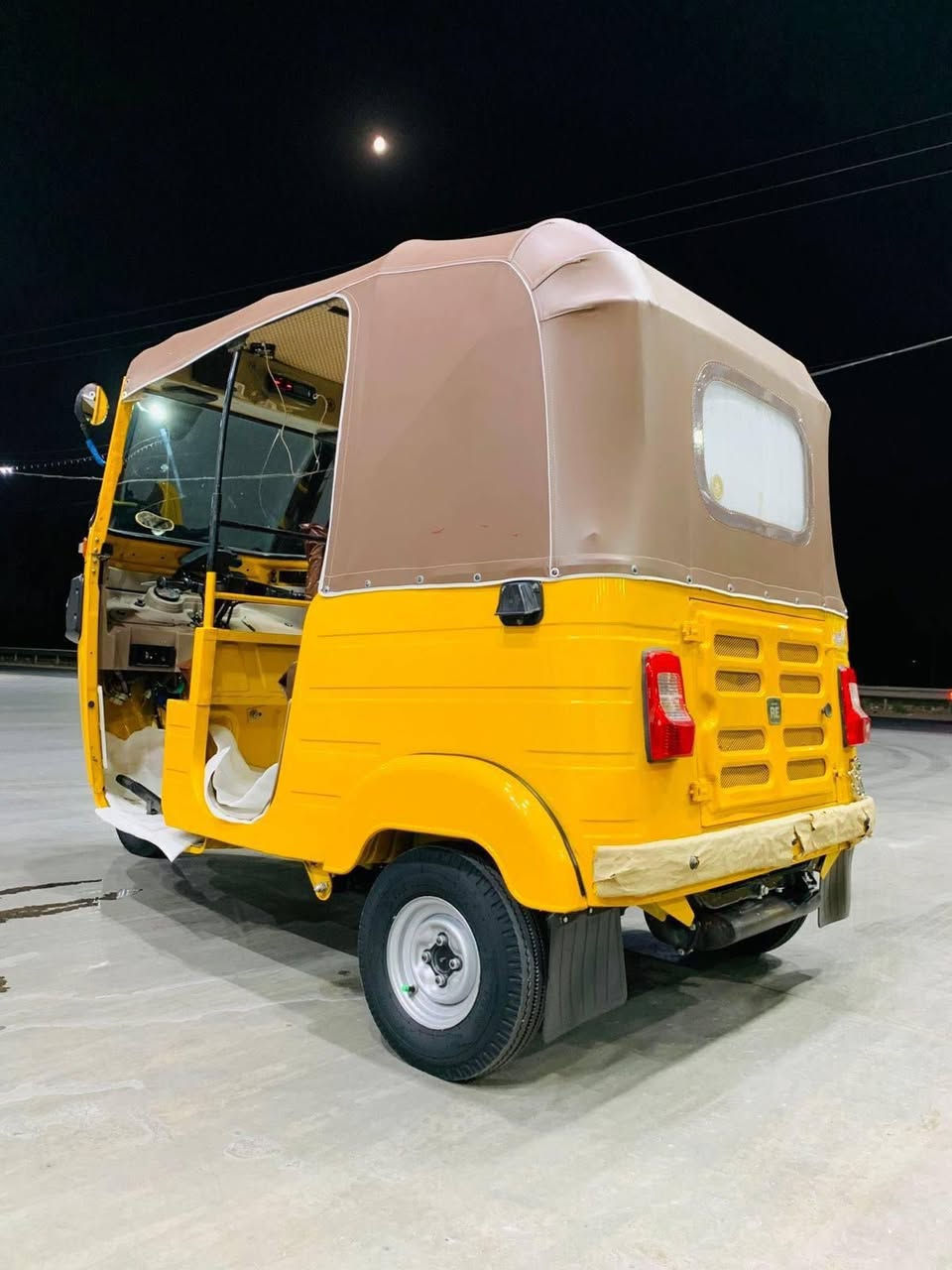 السلام عليكم تكتك موديل ٢٠ رقم وسنويه لوحه إنكليزي مكلف بلنشر مكلف بلنشر هاذ رقم راعيها ***********
