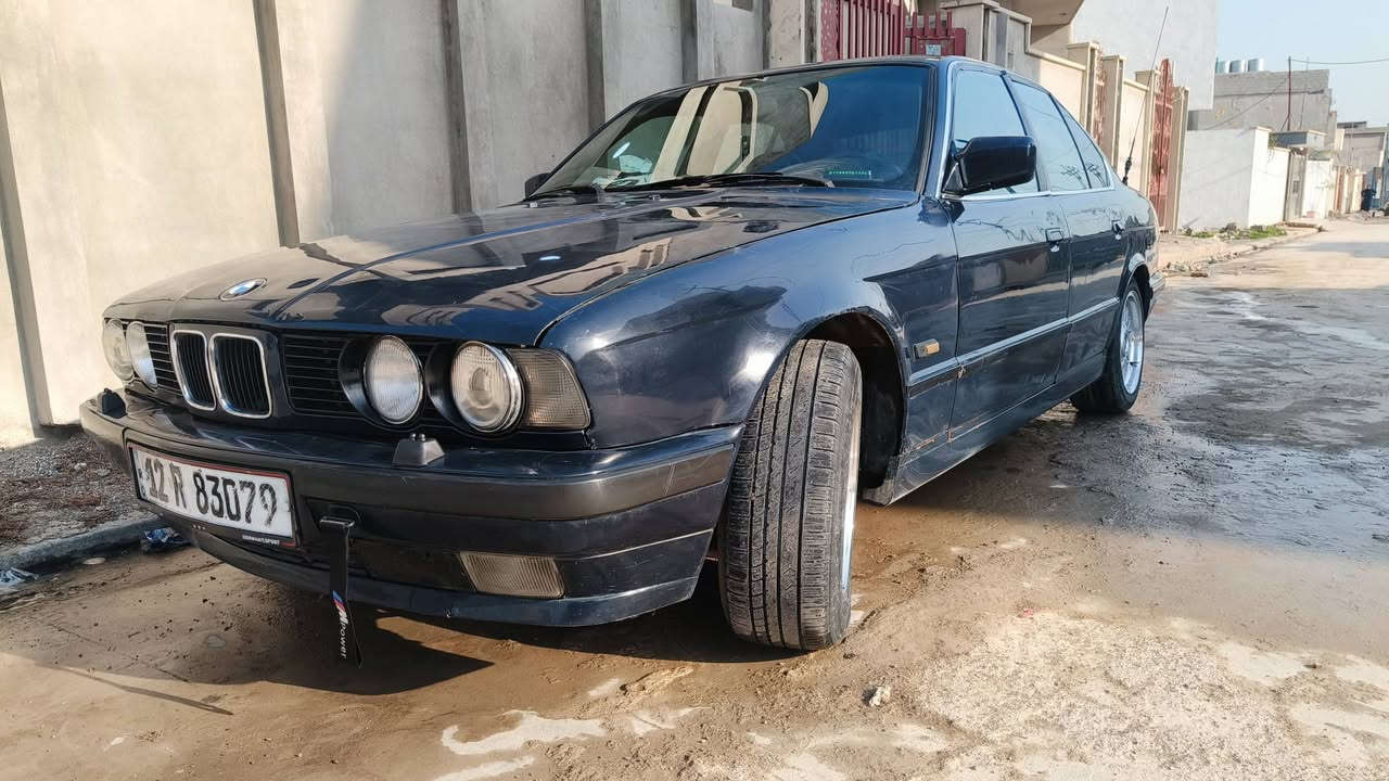 السلام عليكم بي ام دبليو للبيع موديل 91 حجم 525 وارد اوربي يعني بدون تبريد  اصل محرك كبس كير عادي محرك وكير نضاف كوبون بانزين بيها سنويه لل 2030 مصبوغة عام جمالية حادثها جاملغ امامي عكس السايق ومبدل بدون دواخل السعر 44 السيارة كدام العين يرهم مراوس حسب القناعة للأستفسار *********** السيارة كلشي ذكرت بيها لا تفوت وتكلي شبيها مابيها
