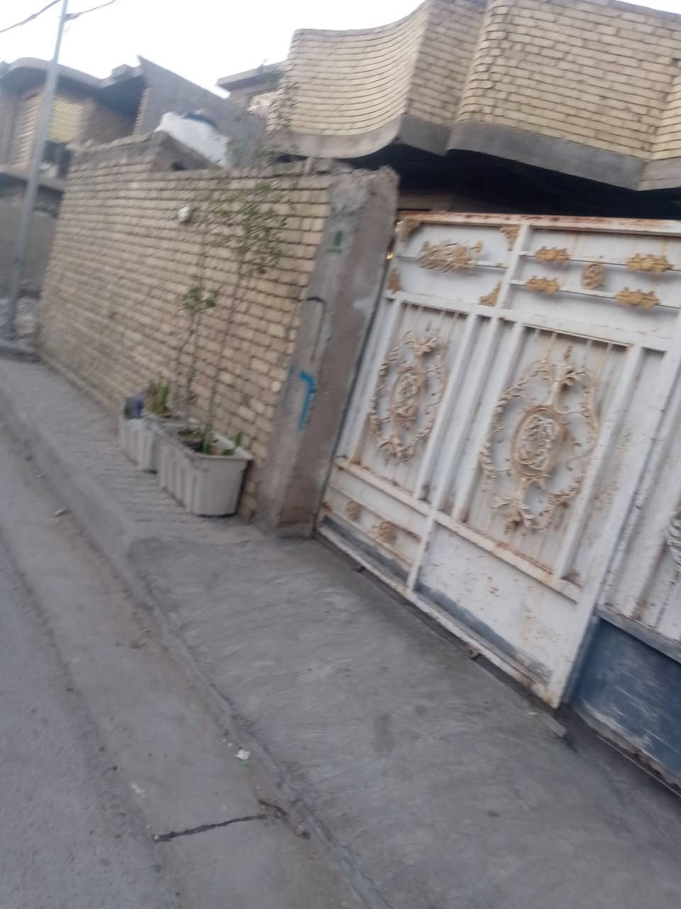 البيت للبيع المساحه 200متر بي كراج چبير اربع غرف طبقين العنوان مدينة الصدر حي طارق القديم للستفسار ***********
