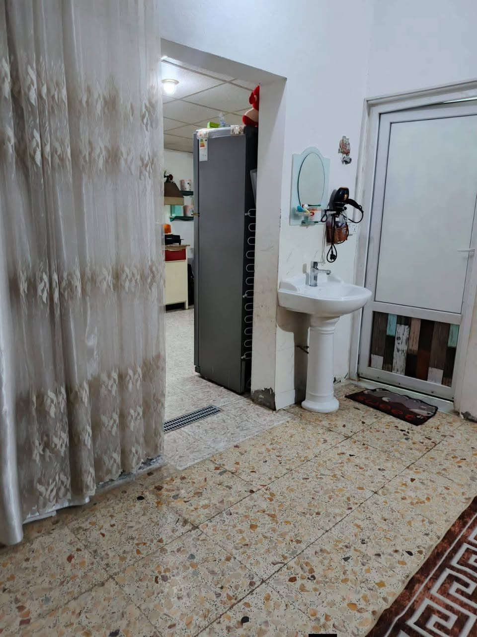 السلام عليكم بيت ١٠٠ متر مكانه البحريه قرب مخازن
مرجان متوفر كافة الخدمات 
يتكون من غرفه وهول ومطبخ وصحيات 
للتواصل +***********
طابو زراعي سند ٢٥
