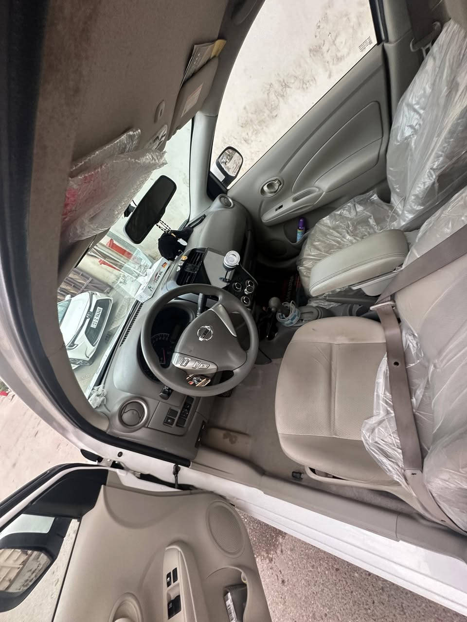 سلام عليكم نيسان سني 2020 ام البليته الزرقه ماشيا 65الف حقيقي  السياره بعدها جديده ما متعوبه  صدرها جديد قبل شهر سويتا شاشه تبريد ثلج تدفئه خير من الله .
هزة جديده سنويه ل31 باسمي 
مكفوله من الصبغ والتبديل بيها طخات 2 موضحات بل الصور السياره عارضها 107 وبيها مجال بسيط
مكلف بنشر ***********
