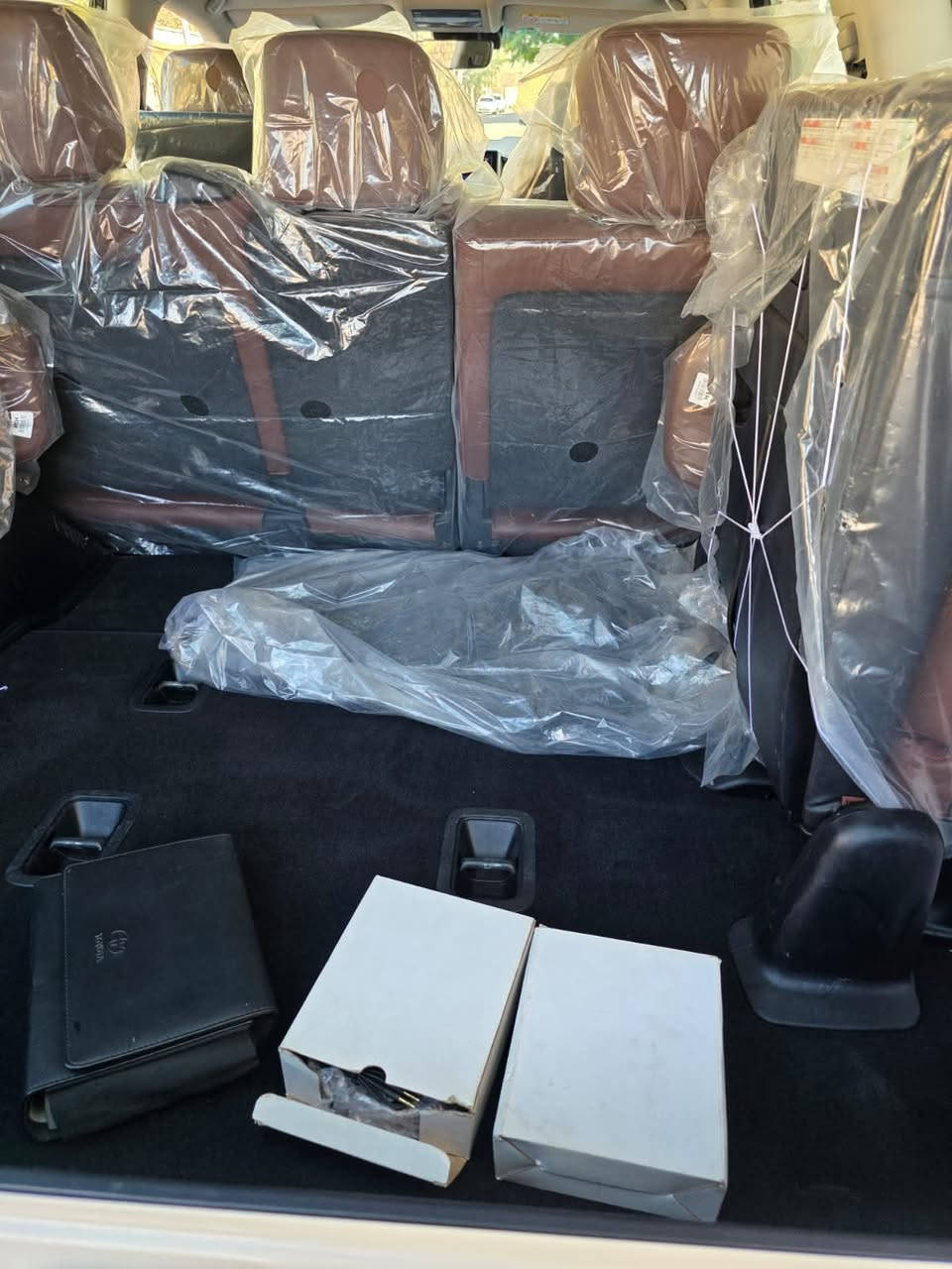 land crusier  2019 
v8 5.7  vx.s
‎ماشية100  الف كم حقيقي
‎لاندكروز VX.S 
‎موديل. 2019
داخل قرميدي ورقم مميز  📦 
 سياره كفاله عامه شرط حتي دعاميات 

‎فول مواصفات 1/1
‎السيارة مواصفات اللكزس 
‎1-جوبلس تصعد وتنزل 
‎2- 5 كامرات 
‎3- تدفئة وتبريد كشنات 
‎4- كشن ديزاين و كوشن سايق خزن ميموري 3 وضعيات 
‎5-شاحن لاسلكي 
‎6- نضام ترحيب عند الاقتراب 
‎7- دبل ماوس 
‎8- شاشة تحكم لكزس 
‎9- شاشات عدد 3 
‎10-تشغيل عن بعد 
‎11- كراسي كهرباء 
‎12- مكينة V8 /5.7
‎13-زراك لايت 
‎14- 5 بصمة ابواب 
‎15- سيستم صوت لكزس 
‎16- رادرات امامي + جانبي 
‎17- ستيرن صاج 
‎18- 8 ايرباك
‎19- فور ويل 
‎20- حساسات امامي خلفي 
‎21-ماشي 82
‎22- نضام ايكو تقليل صرفية 
‎23-ثلاجة 
‎مواصفات VX.S معروفة ما يحتاج اذكر لبقية 
‎سعر 520 وبيها مجاال🖤
او مراوس لاندكروز 23 VX
***********
