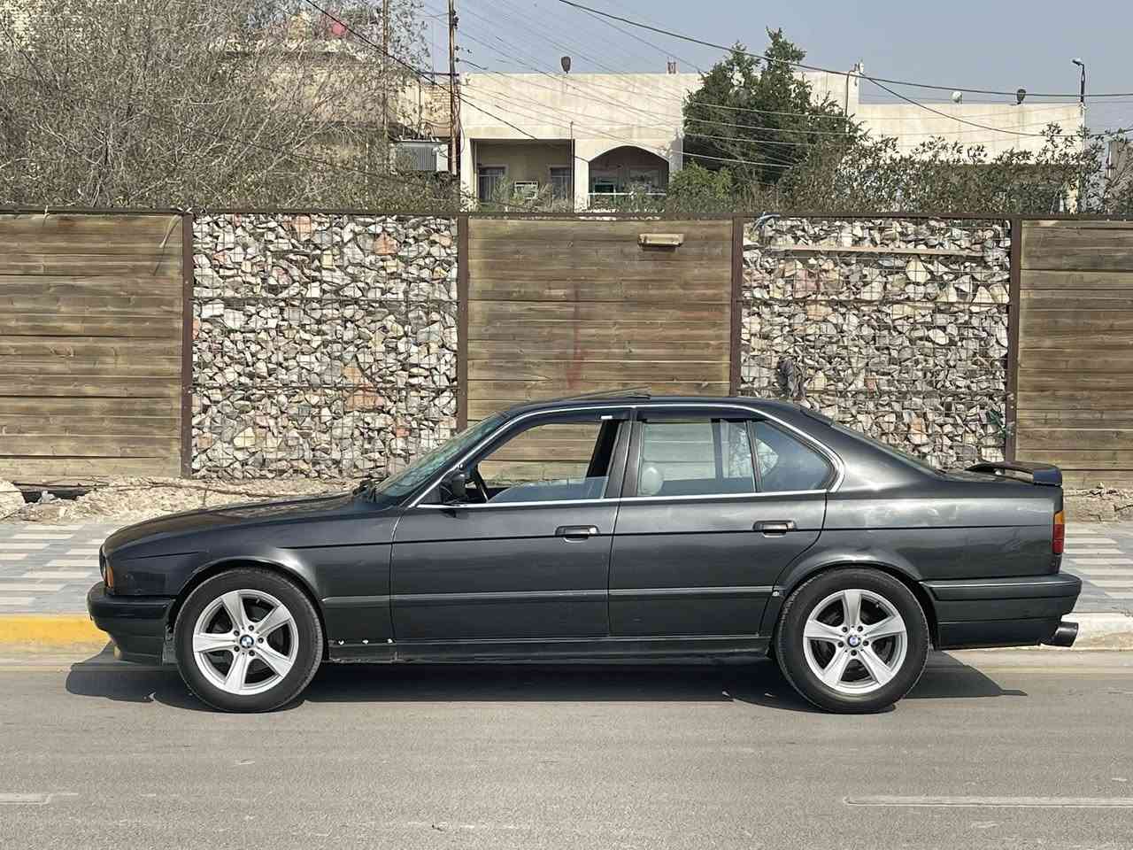 السلام عليكم 
بي ام دبليو ٥٢٠ موديل ١٩٩٠ للبيع 
محرك سته سلندر مسكر عدل 
سياره كير عادي كلش نشطه صدرها طقه ماتسمع بي اطلع وين مايعجبك ما شاء الله عليها سلايد طقتين 
ويل هامان رياضي ١٧ جام كهرباء تبريد عاطل منظومة كاملة 
سياره مشروع وطني رقم بغداد بسمي (شرط تحويل) ثاني يوم 
سنويتها منتهية صارلها شهرين رايدها ب٥٥ وبيها مجال 
مكاني بغداد البلديات 
بيع فقط 
اتصال***********
