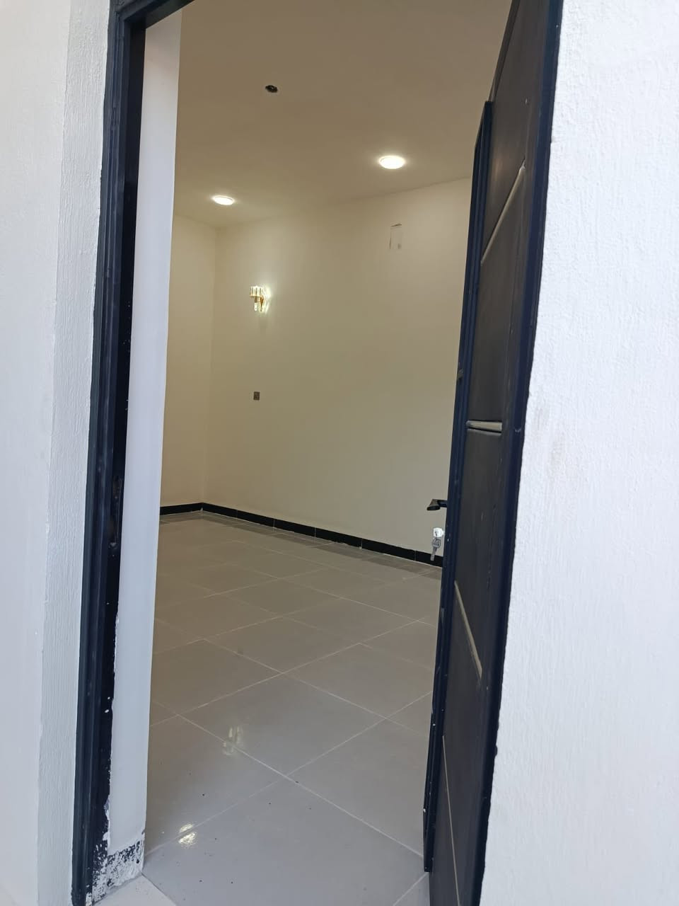 بسم الله رحمان الرحيم
توفر لديناء بيت للبيع مساحه البيت 170 نزال 20 واجهيه 8ونص
بناء البيت26 بناء حديث كامل مابي اي نقص 
بناء البيت  مكوان من 2غراف هوال استقبال مجمع صحيات داخل وخارج 
1استقبال4x6 
٢ هوال 2ونص6x 
٣عرفه 4x5
٤غرفه4x5
٥مطبخ 4x4
عنوان البيت حله ورديه داخل قرب مدرسه مالك الاشترار الفراز المقابيل المدرسه 
واهلان وسهلان بل جميع 
لاستفسار ***********
