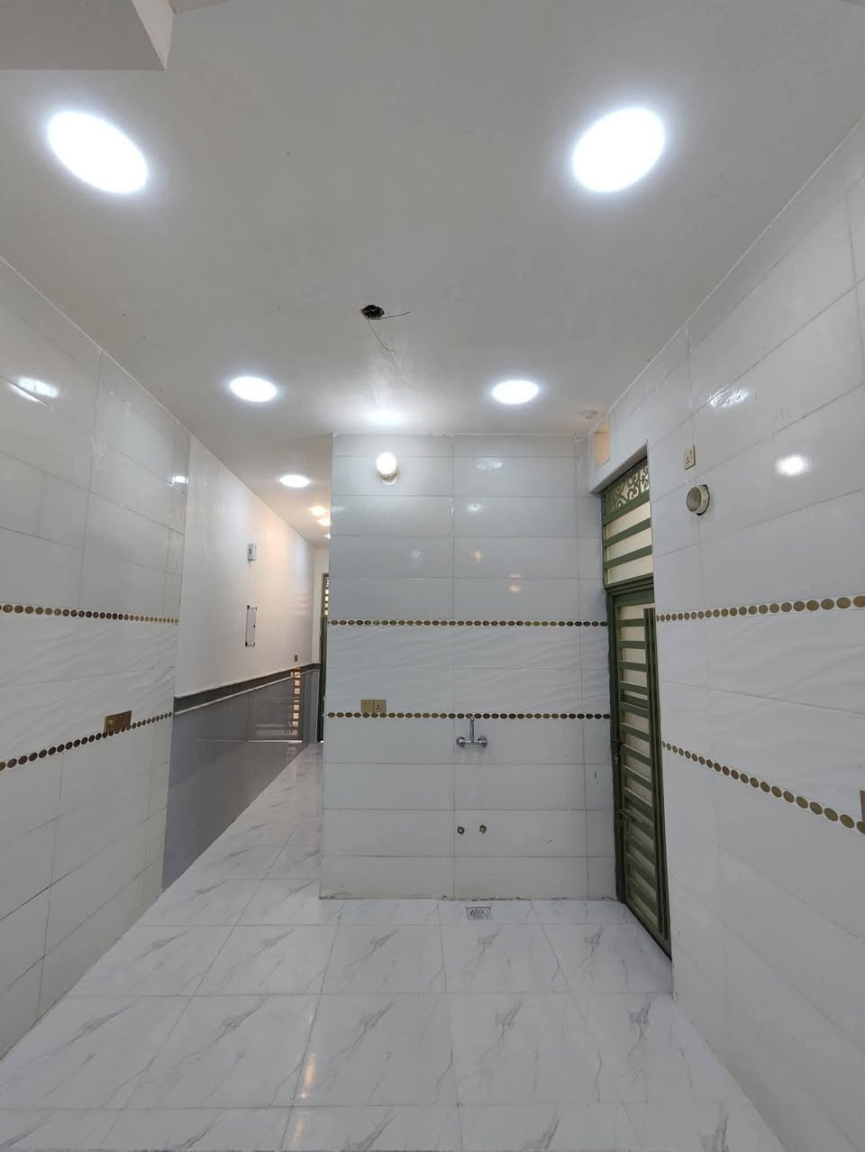 دار ١٠٠م امغربه خلف الشارع العام طابق ونصف غرفتين نوم وصالتين فوك وجوه  واستقبال ومطبخ وصحيات داخليه وخارجيه
***********
