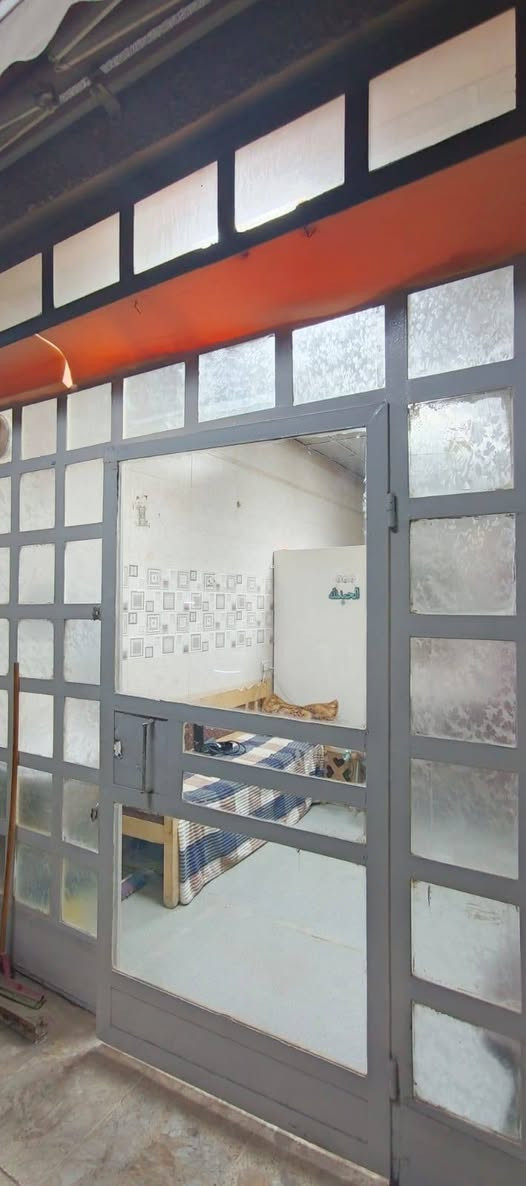 السلام عليكم واجيهية محل للبيع السعر 200 وبيها مجال العنوان الشعب الرقم ***********
