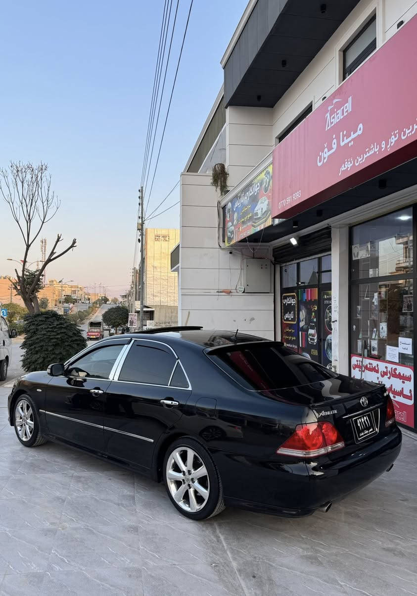 شاهینەی لۆۆکک ٢٠٠٥ 
مەکینە گەوری١٨٢ بێ دوکەڵ .
سەیارەکە قەپات مواسەفاتە 
جڵدو سڵایدو هیتەر
ئاوێنە ئیشارەتو ویل دینگەی ئیستیلە  
گێڕو مەکینەی لۆکە 
سەیارەکە ٢٥٠
مەسرەفی تیا نییە. 
٤ دەبڵی رۆیاڵی لەسەرە. 
ئەشیای ناو سنوقی کامل تیایەو 
سپێرەکەشی دینگەیە. 
موشتەری نیییی سەرمان مەیەشێنە. 
سعر .نامە. یان تەلەفوون بکە
***********
شوێن سلێمانی
