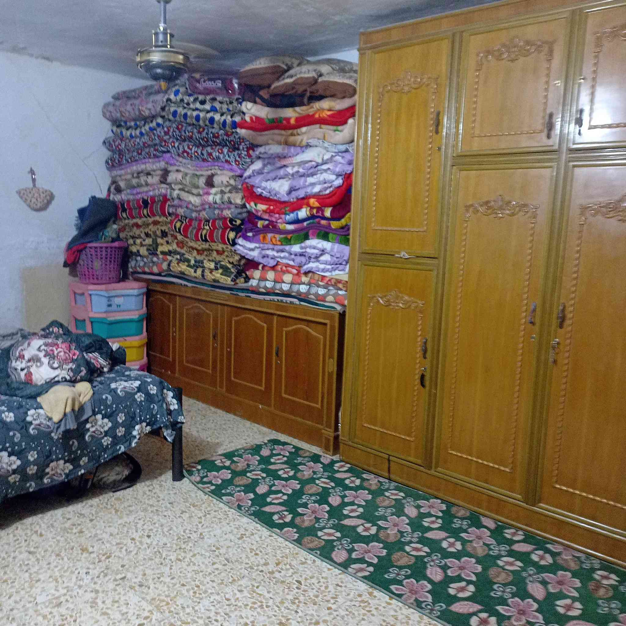 دار للبيع في تجاوز شهداء الموضفين خلف ابن مريود يحتوي علا 
غرفه.. وصاله.. ومنور.. وحمام داخلي وحمام خارجي... ومطبخ.. وطارمه كبيره.. واستقبال... ومخزن.. ويتكون من مساحه (140)متر مربع للستفسار الاتصال على الرقم (***********)
