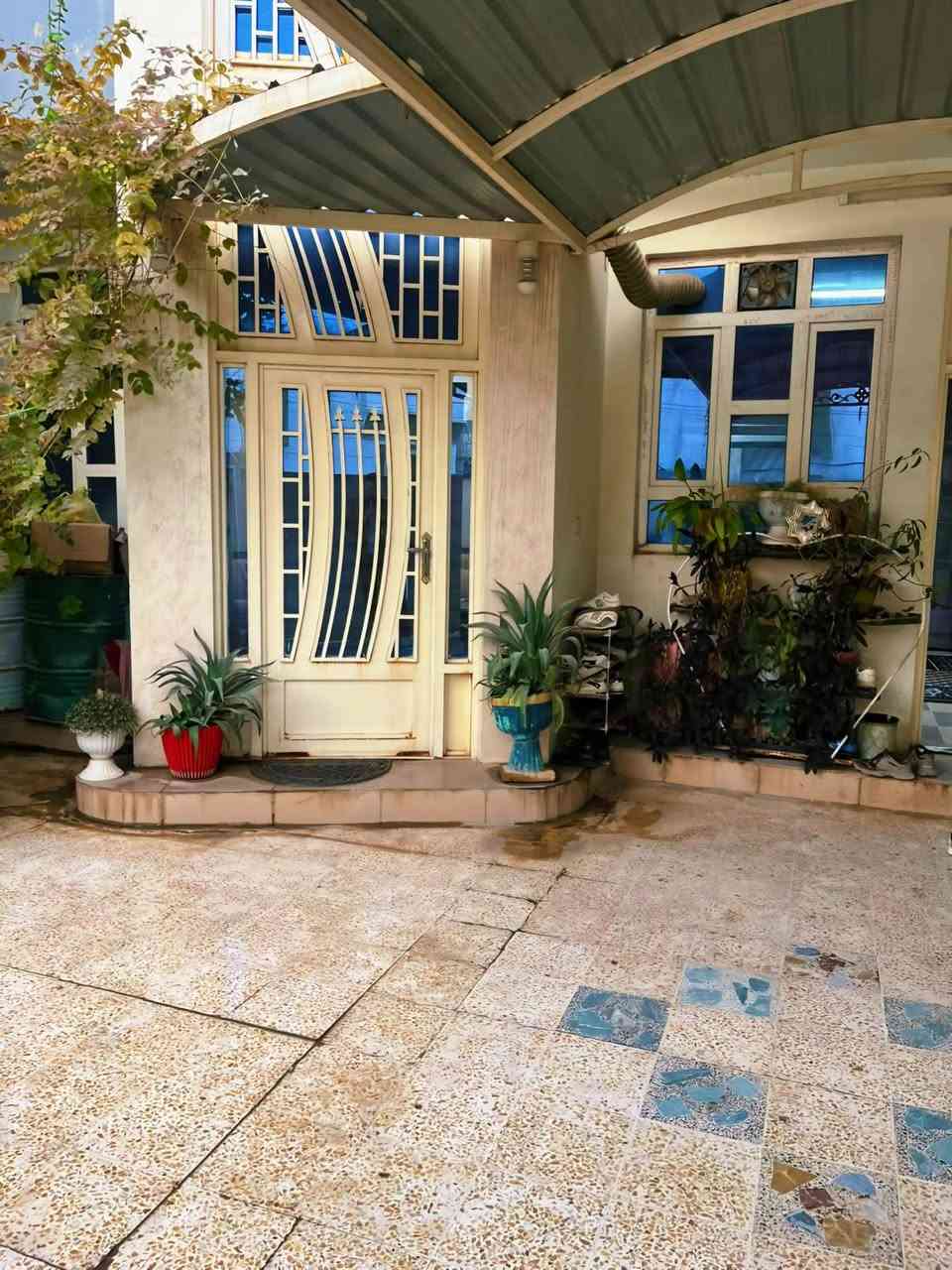 السلام عليكم..
بيت للبيع في حي الخضراء بالمربع الذهبي بداية مدخل الخضراء قرب ثلاجة البو جعاطة مساحة ١٥٠م واجها ٧ ونص ٣ غرف نوم بناء درجة اولى كراج كبير ..
للاستفسار الاتصال ع هاتف
***********
