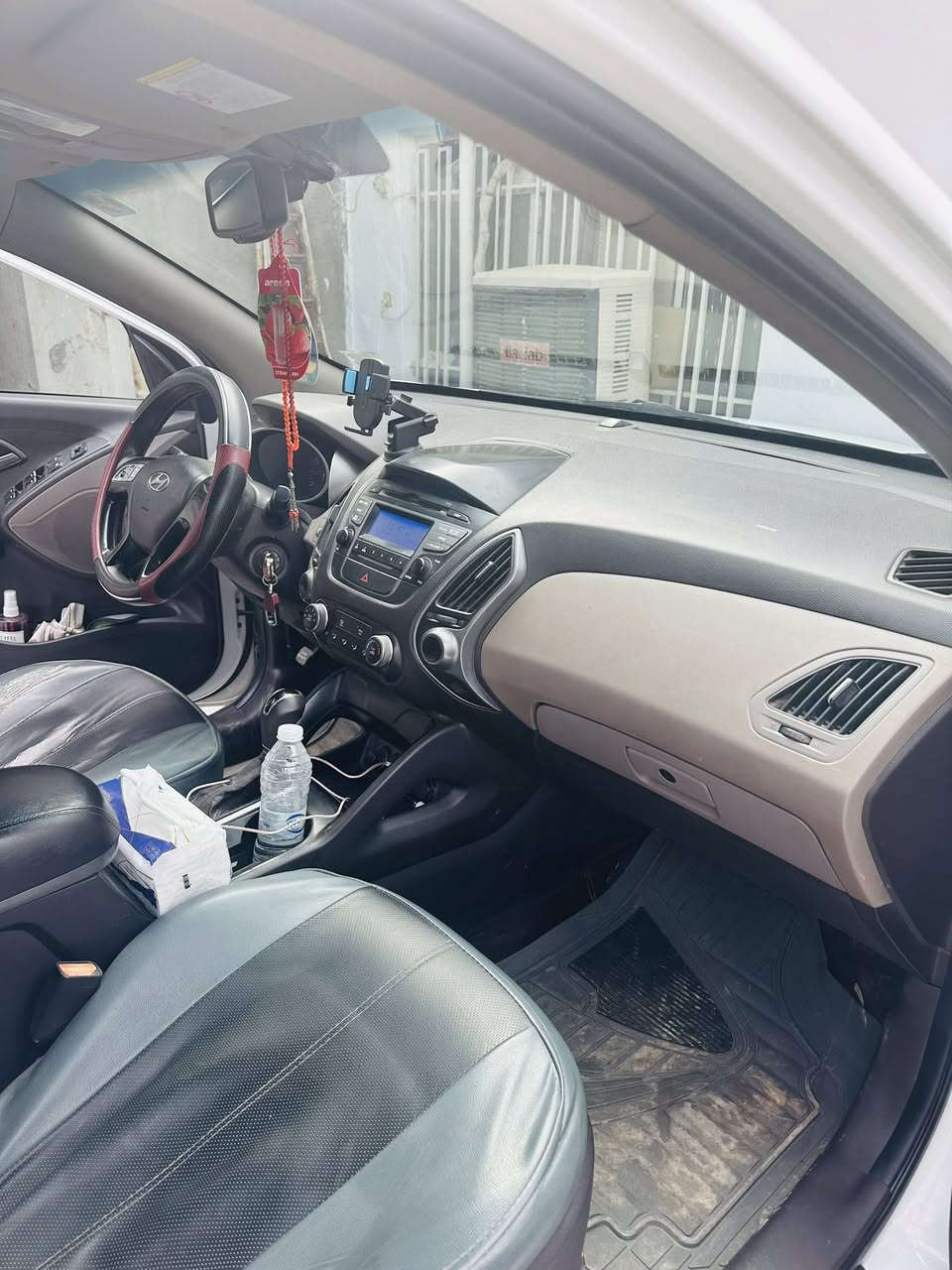 بيع او مراوس بتوسان 18او 19
توسان مديل 15 فول مواصفات بنوراما  فتحتين 

تحكم ستيرن 

تحكم عدسات  ترفع وتنزل عدسه اللايت 

سياره حداديه كله جديده صارله اقل شهر 

هزه جديده سنويه بااسمي ل 2031 

سياره مال بيت  كفاله من صبغ وتبديل عدا بارد قليل 

مكان السياره بابل قضاء القاسم   السعر  165$

***********
