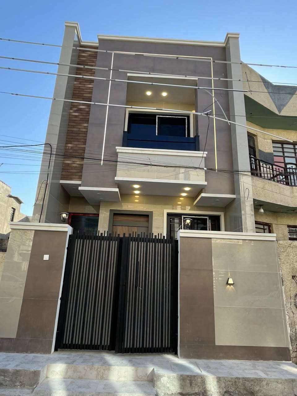 المساحه100 متر 
الواجهه 5 النزال 20 
السعر265 مليون وبي مجال
4 غرف نوم 
مدخلين 
 الطابق الارضي صاله مطبخ منور وحمام وغرفه نوم 
الطابق الثاني 3 غرف نوم مع حمام 
الموقع حي الجهاد ديوان المخابرات 
***********
