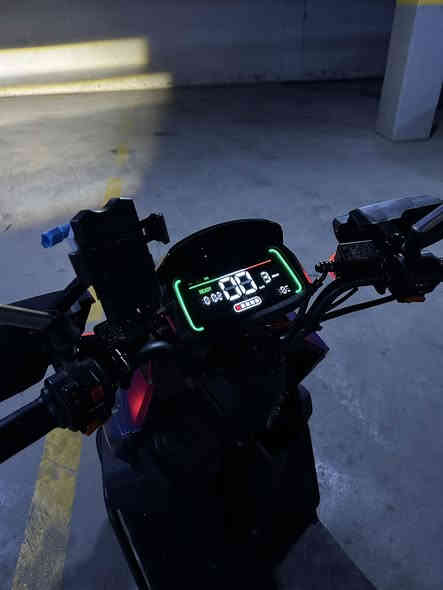 دراجة شحن اباتشي براند keeway من عجلة الخليج 
جديده لوك اخت الزيرو 
شخط ما بيها
1- ملف 2000w
2- ست بطاريات ليثيوم 32 امبير 
3- السرعة 70 كيلو 
دراجة بحالة ممتازة ومابيها نقص تشغلها وتنطلق 
للتواصل خاص او*********** العنوان السيديه
