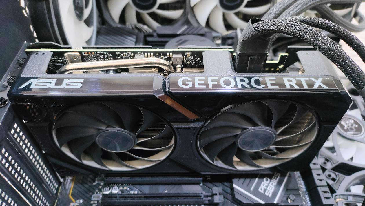 حاسبة كيمنك للبيع استعمال قليل نظافه 99% ما بيه اي مشاكل سعره 2,600,000
مواصفات الحاسبه 
CPU: AMD RYZEN 5 7600

GPU: ASUS RTX 4070 SUPER DUAL OC

M.B: MSI PRO B650-P WIFI

RAM: GIGABYTE AORUS 32GB DDR5 6000

PSU: CSP 750W 80+ BRONZE

CASE: GAME MASTER MZ800 MNC BLACK

STOREG: SSD 1T.B LEXAR M.2 NVME

COOLER: COOLER MASTER LIQUID 360L


**إذا كنت صاحب هذا الإعلان وتريد حذفه لأي سبب، رجاءا أرسل رسالة إلى الدعم الفني**