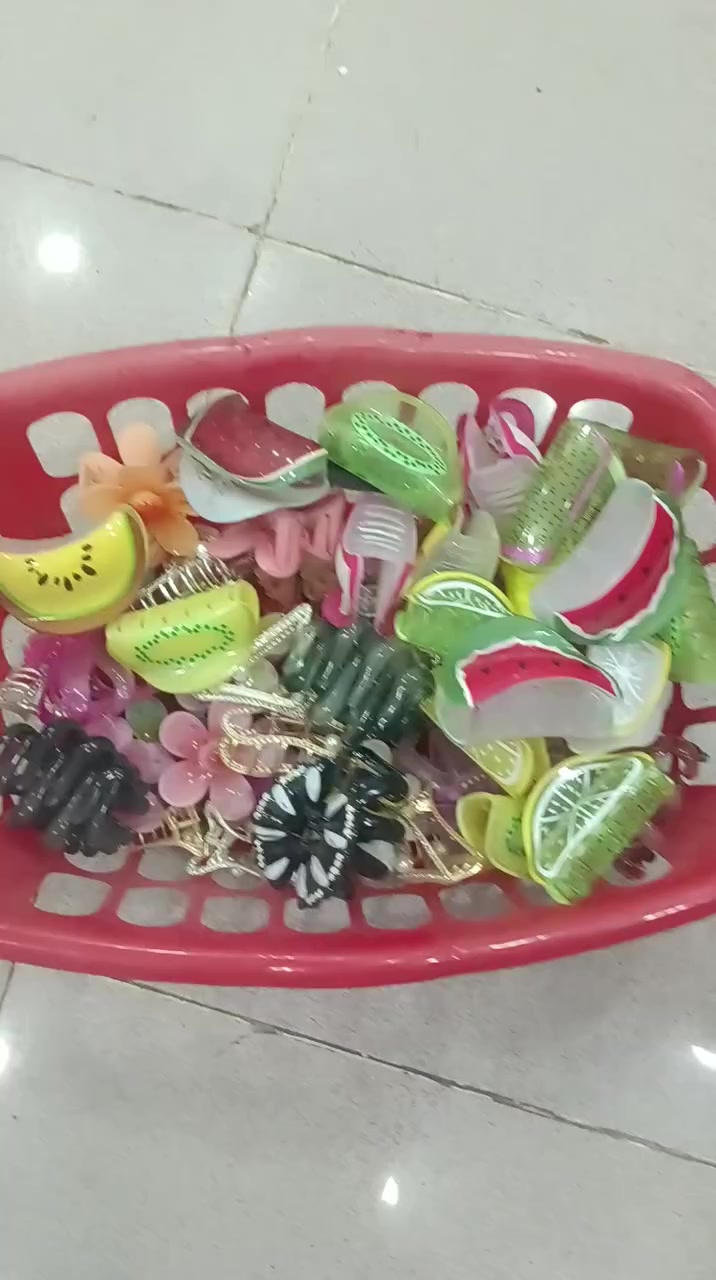 عندي اغراض كوزمتك للبيع شتريدون اكو كلهن جديدات ***********
