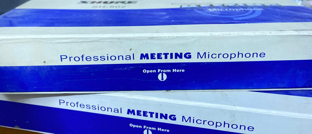 للبيع مجموعة أجهزة صوت بمواصفات عالية، نظيفة جداً وشغالة 100%، مناسبة للمساجد، القاعات، أو المؤتمرات.

نظام لاسلكي رقمي Shure QLXD4
• الحالة: مستعمل نظيف (شغالة تمام).
• الملحقات: الرسيفر الرقمي + المايك اليدوي الأصلي + الهوائيات (Antennas) + المحولة الأصلية.
• المميزات: صوت نقي جداً، مدى بعيد، وتشفير رقمي يمنع التداخل.
• التردد: (موضح بالصور لضمان التوافق).

مايكات اجتماعات/منبر Shure SH-802 (عدد 2)
• الحالة: جديدة بالكرتون (فتح للصور فقط).
• المميزات: تصميم انسيابي، حساسية عالية للصوت، مثالية للمنابر أو طاولات الاجتماعات.
• الملحقات: القاعدة، المايك، والأسلاك كاملة.
للتواصل واتس اب ***********
