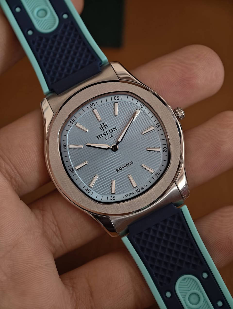 تيفاني بدرجه اسطوريه هسلون الاصلي فائق النحافه سمك 5 ملم مع العلبه ودبل سير جلد وربر لاول مره 
السعر المطلوب 125 الف قابل للتفاوض


**إذا كنت صاحب هذا الإعلان وتريد حذفه لأي سبب، رجاءا أرسل رسالة إلى الدعم الفني**