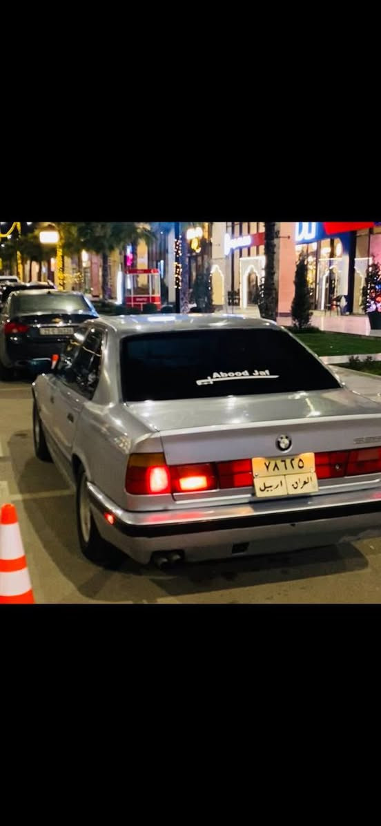 سلام عليكم
بي ام .
موديل 1995.
للبيع او للمراوسه حسب القناعه.
محرك 525 كبس بلادي. 
كير اوتماتيك.
4 جامات كهربائي.
4 وياله او تايرات جديد.
بركات أي بي ايس. 
تبريد بشرط ثلج ويا السلف. 
سياره حلوه كاعده اي نقص ما بيه.
 كهربائية كله شغاله اي نقص ما بيه.
 سياره دبل إيرباك .
كشنات جلد بيبان جلد. 
السياره فول مواصفات بس بدون فتحة سلايت.
عنوان كركوك.
السعر 63بيهامجال للطيبين.
الرقم ***********
رقم واستاب***********
