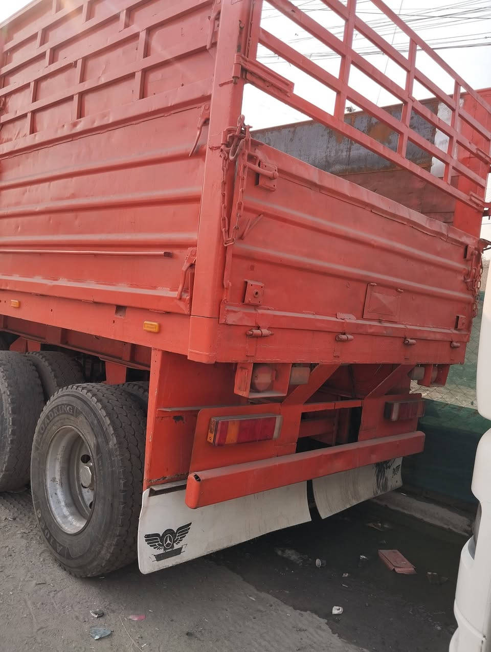 سلام عليكم للبيع عربانه سكندريه طول 12اونص ارتفاع مترين دناكيره 16 الماني تخم تاير بريك هوه كهربائيات كله شغال مكفوله من الفطر جاهزه للعمل عنوان بغداد الشعب سعر 110 رقم ***********
