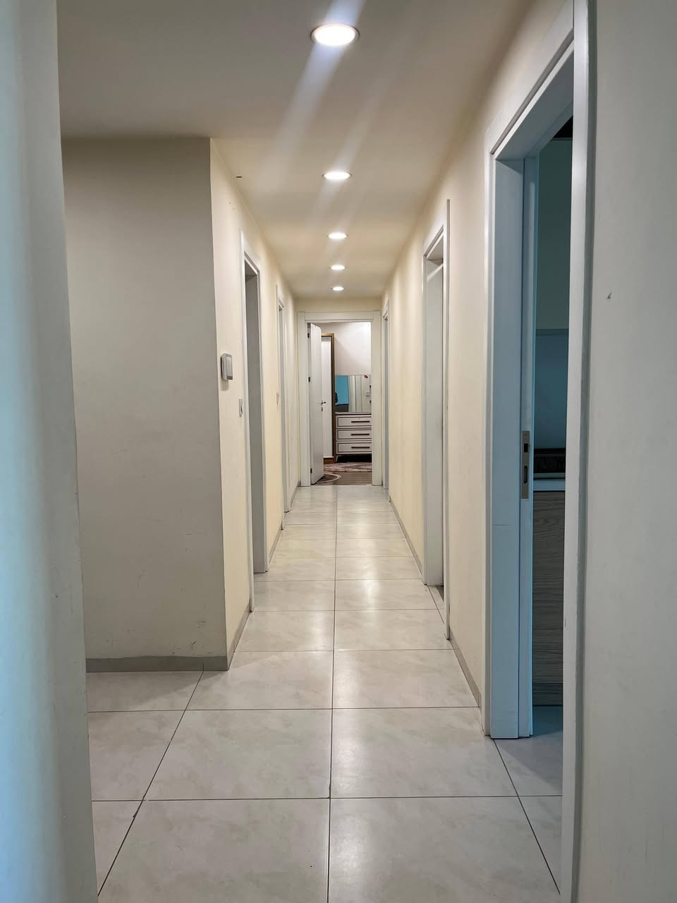 شقق للايجار
مجمع لايف تاور 
ثلاثه غرفه وصاله مؤسس 
سعر خمسه ورقه ونص
الاستفسار على الواتساب 
***********
