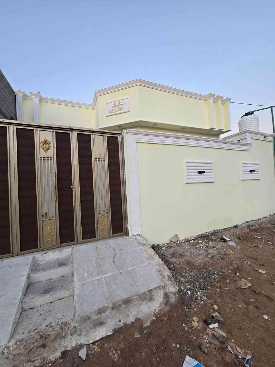 السلام عليكم ورحمة الله وبركاته دار 🏠 للبيع 
المساحه 200 م طابو ملك صرف زراعي عراقي 
يتكون المنزل غرقتين منام +ديوان +مطبخ 
صحيات داخليه وخارجيه +كراج يسع سياره 
الموقع حمدان البز السعر 95 وقابل للتفاوض للاستفسار عن العقار 
*********** البصرة, العراق
