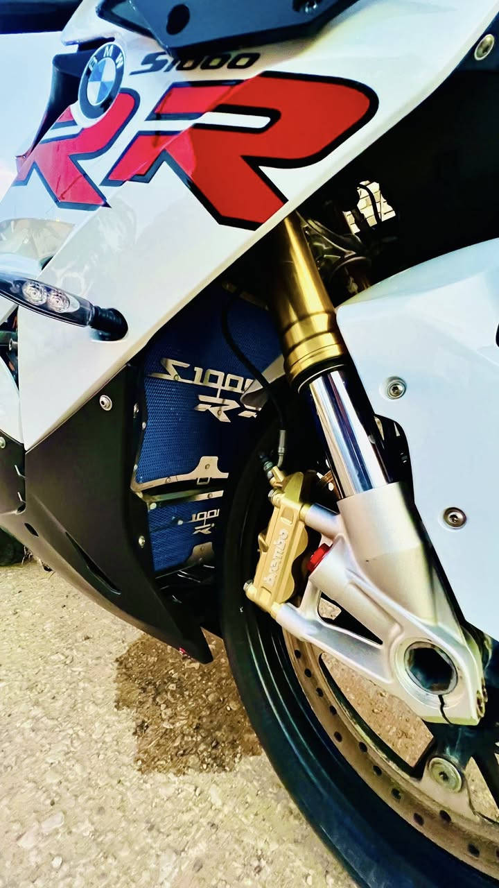 bmw s1000rr
ماشيه 32الف km
عليها دوسات رياضي كاربون 
جاملغ خلفي كاربون 
ميزانيات Arashi
صالنصه كاربون اصليه ماركه  Austin Racing
شبك حمايه راديترات 
باتري ليثيوم 
للاستفسار *********** بي واتساب
