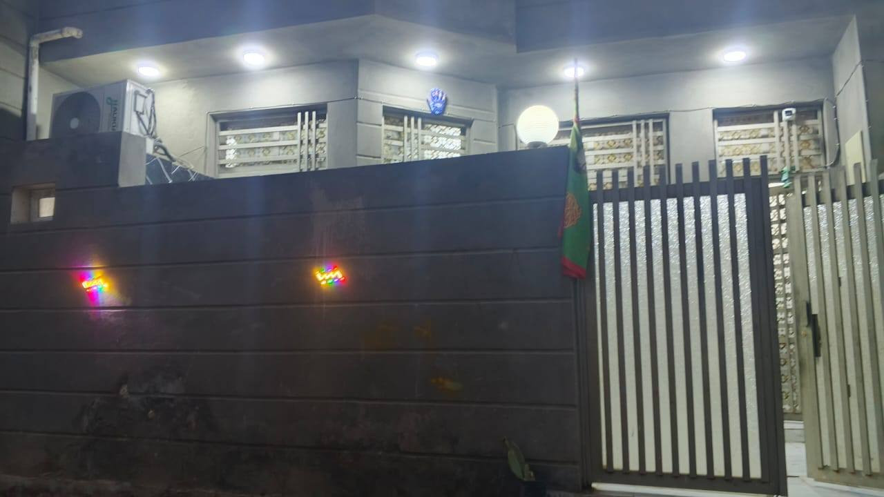 للبيع بيت في الديوانية تقيه ثالثه شارع الكرينات قريب شارع العام ماي كهرباء مولد مدارس هليه وحكوميه عرض شارع ١١ متر غرفه وصاله ومطبخ  وستقبال صحيات داخليه وخارجيه طابو زراعي سند ٢٥ البيت مربع  ١٠٠ متر مطبخ سراميك الارضيه برسلاين صطح شتايكر  كهرباء خطين السعر ٦٥ وبي مجال قليل شراي نتصل بل رقم *********** البناء ٢٠٢٥ بناء طابوك مسلح الاساس والسكف مسلح  بيت مال جنايه عالي عن شارع
