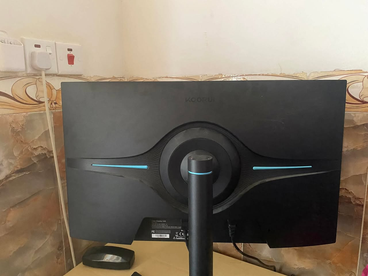 شاشه KOORUI 27E1 حجم 27 البنل IPS الهرتزيه 165  الملي سكن 1 باقي المواصفات موجوده ويه الصور نضافه 100 لا استخدام قليل شغاله 100 سعر 175 قفل مكاني بصره يوجد توصيل ***********
