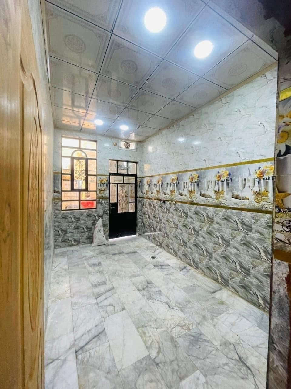 بلاشششششش 
دار للبيع المساحه 125 حي ميسان الشريط قطاع 84 مميزه طابقين اربع غرف وصالتين ومطبخ واستقبال جديد مميز شيلمان ارضيه مرمر السعر 145 مليون للاستفسار. الآتصال برقم الجوال الكوفي للوساطة العقاريه ***********
