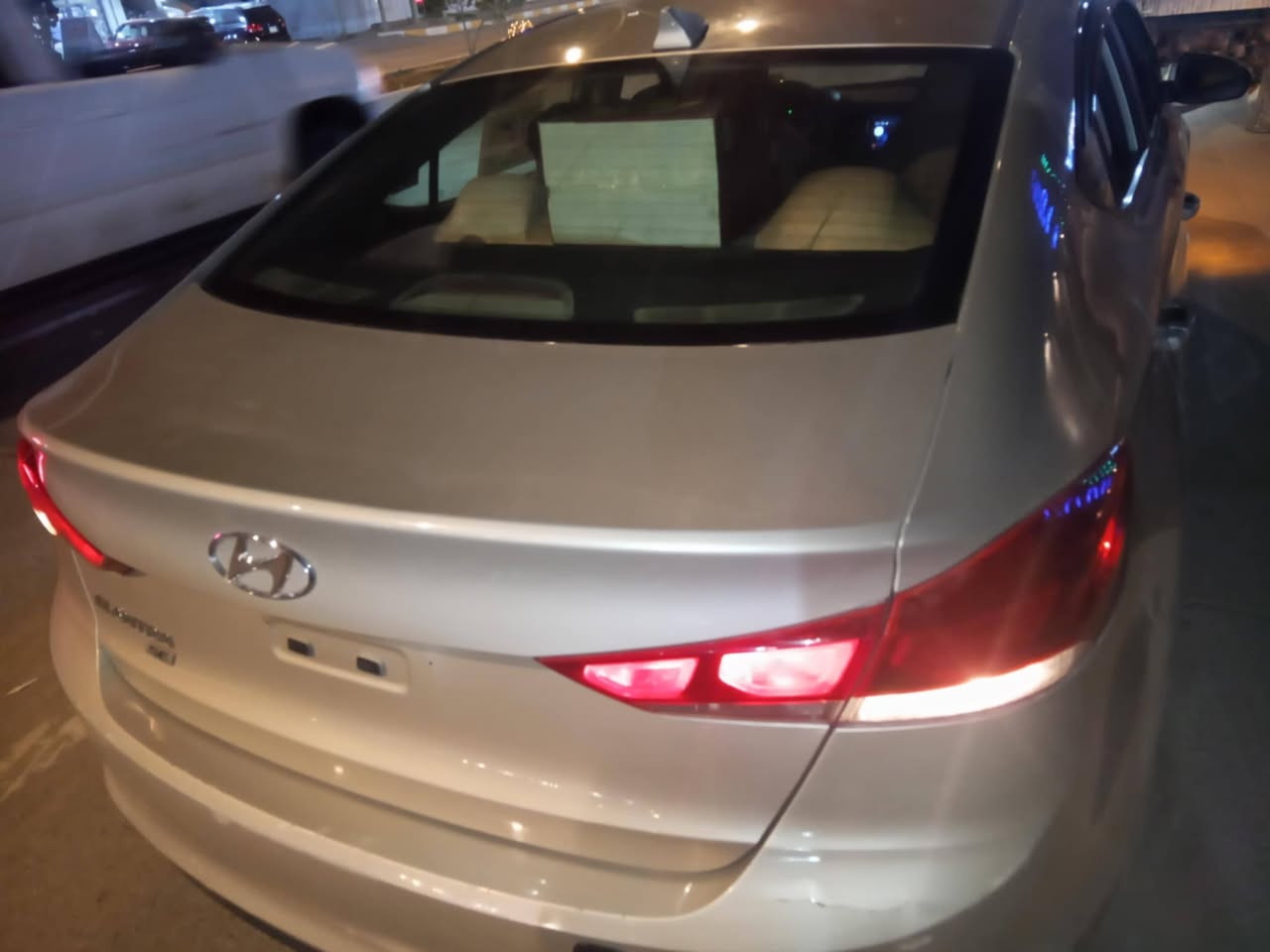 السلام عليكم 
النترا 17 امريكي بيه صبغ مقدمه البنيد وصبغ بلدوسه محرك2000 دوش  لا تبخير ولا تنقيص  بيه سونار ضمن الصور رقمه بصره انكليزي توني شاده هزه جديده سعره 118 وبيها مجال قليل للاستفسار ***********
